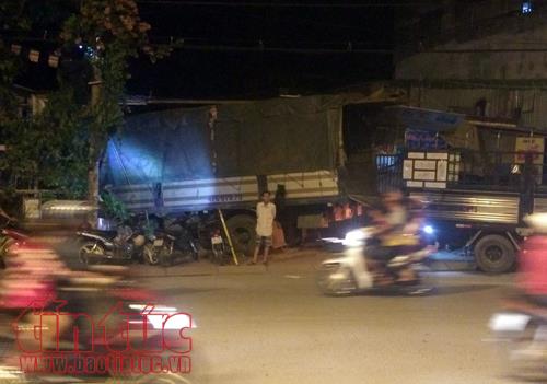 Tránh hai xe máy vượt đèn đỏ, xe tải lao tông đổ cổng chùa ảnh 1